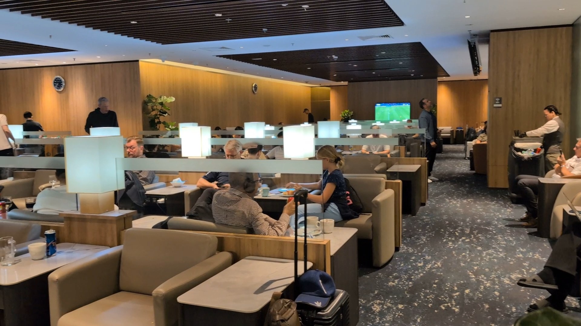 Main seating room at the KrisFlyer Gold Lounge Changi T2 with cube lamps and taupe armchair pods.