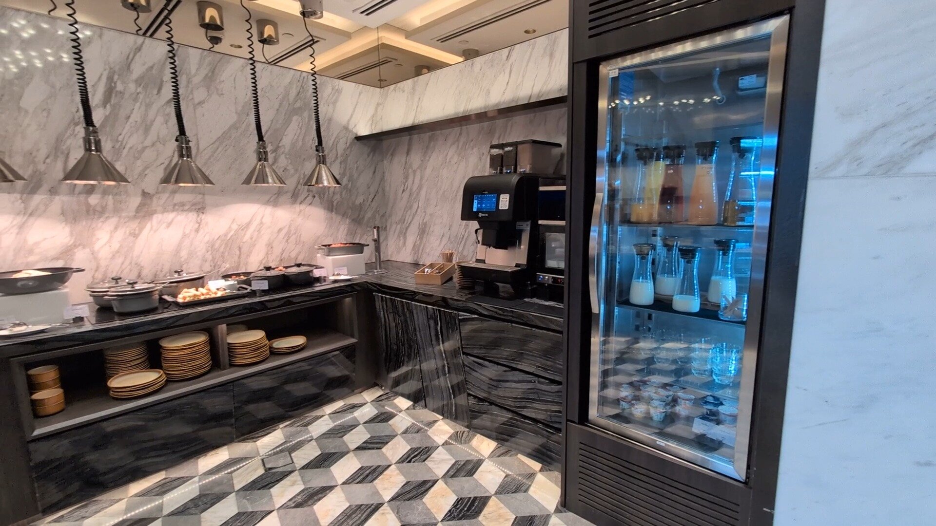 M Club lounge breakfast counter and juice fridge at the Singapore Marriott Tang Plaza