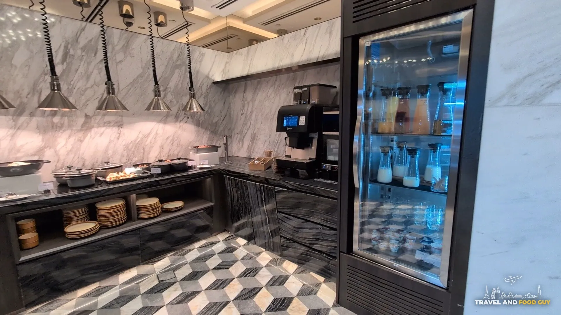 M Club lounge breakfast counter and juice fridge at the Singapore Marriott Tang Plaza