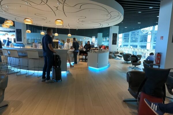 Main bar and seating area at The Loft by Brussels Airlines.