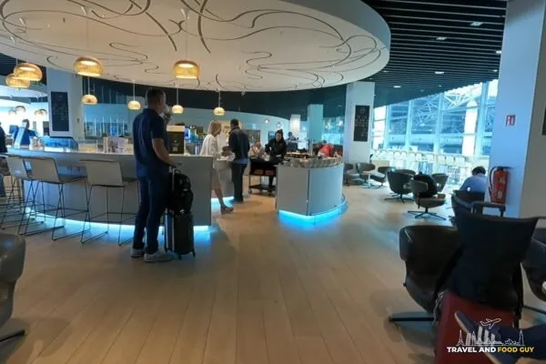 Main bar and seating area at The Loft by Brussels Airlines.