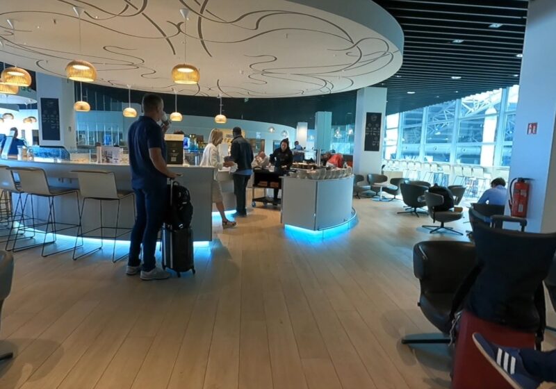 Main bar and seating area at The Loft by Brussels Airlines.