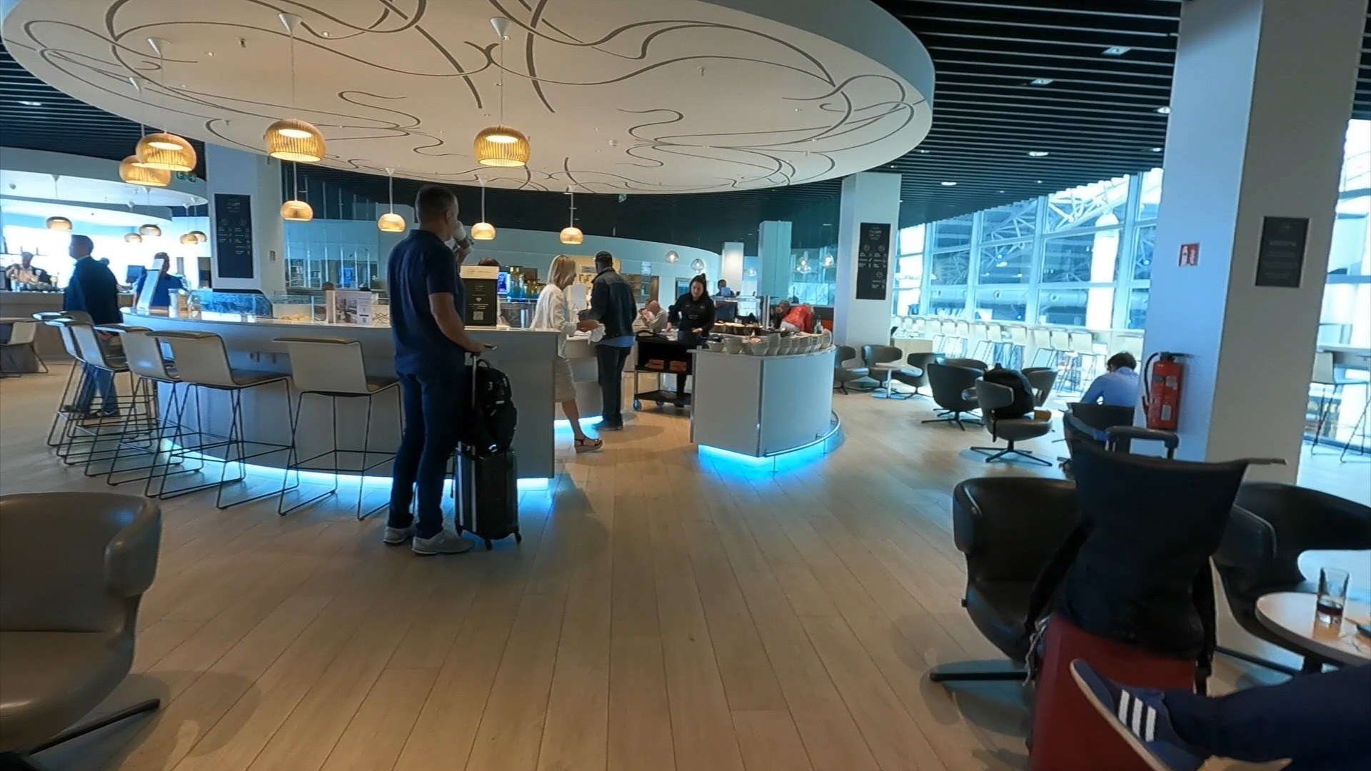 Main bar and seating area at The Loft by Brussels Airlines