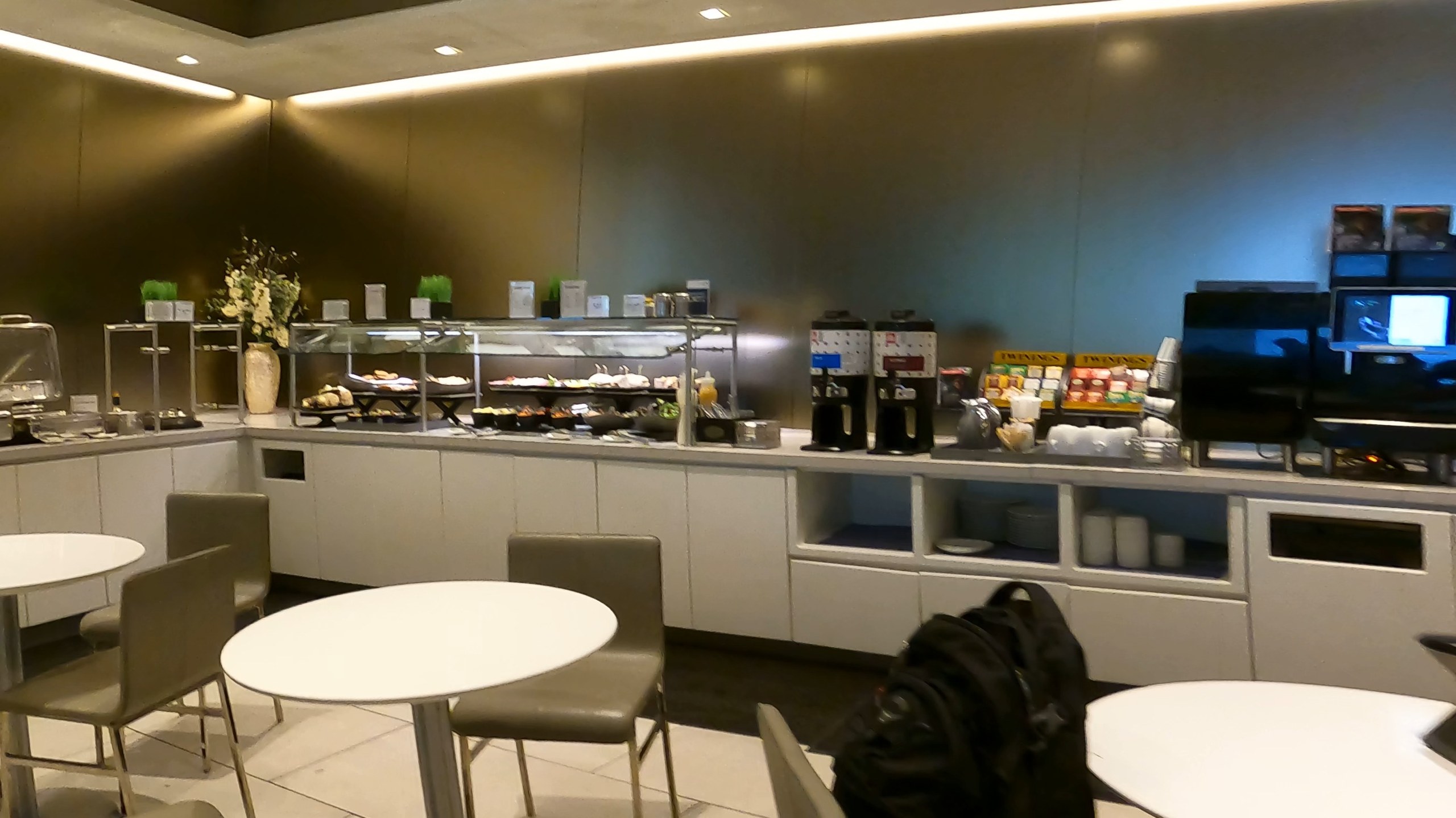 Buffet and coffee overview at the United Club at DFW