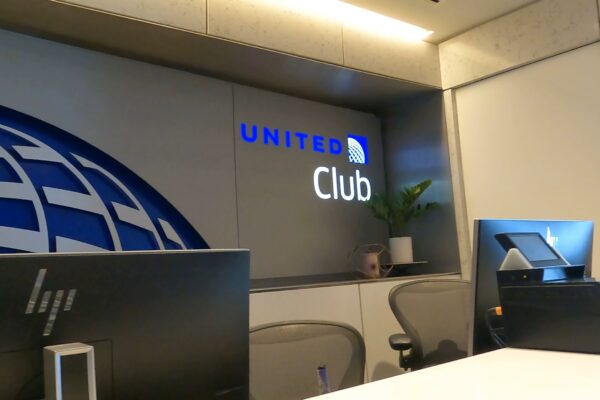 United Club check in counter at DFW Terminal E by gates E6 and E7.