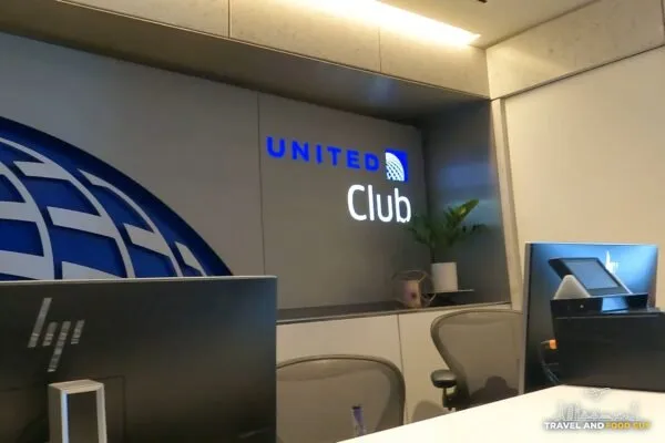 United Club check in counter at DFW Terminal E by gates E6 and E7.
