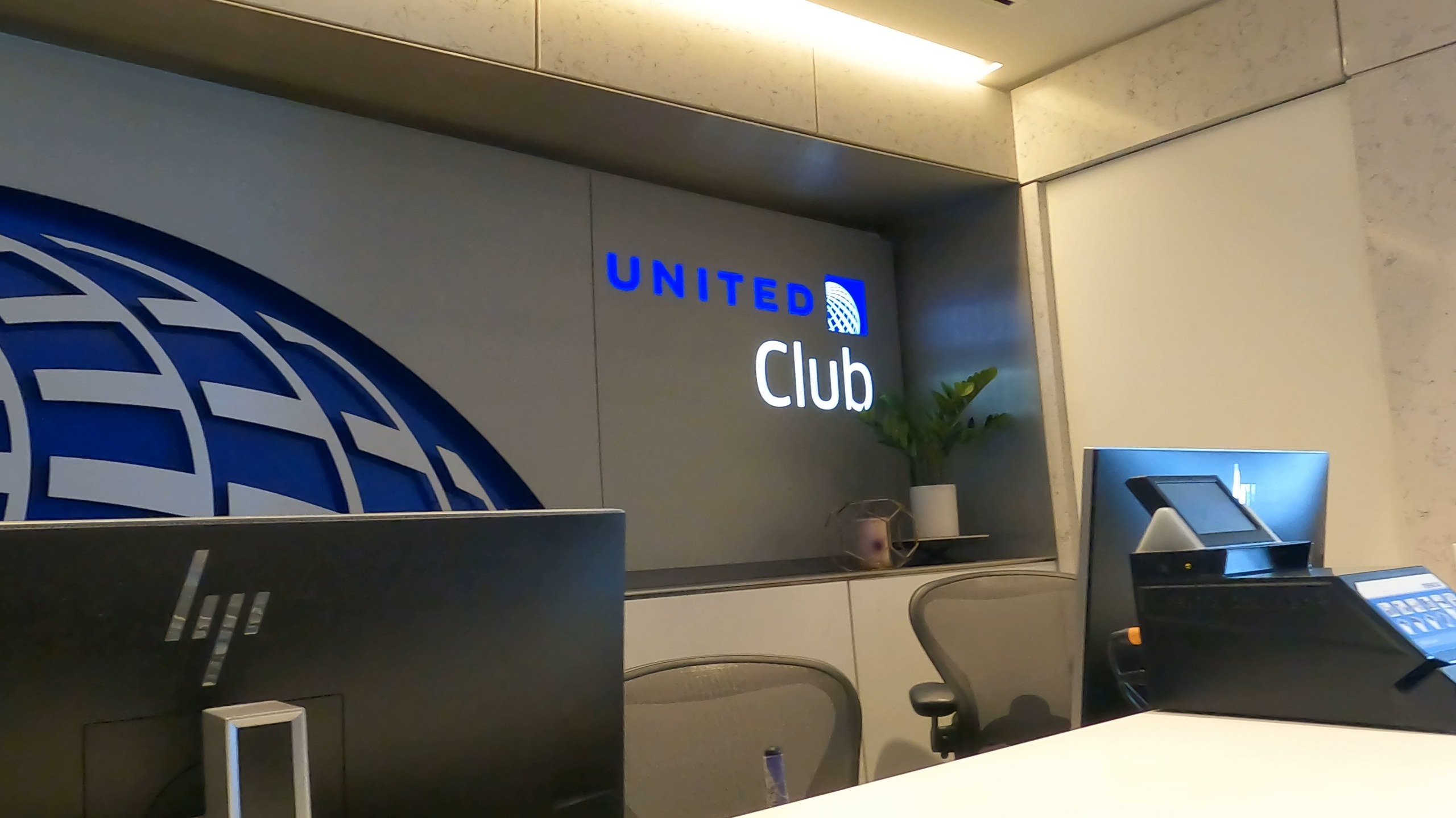 United Club check in desk at DFW Terminal E