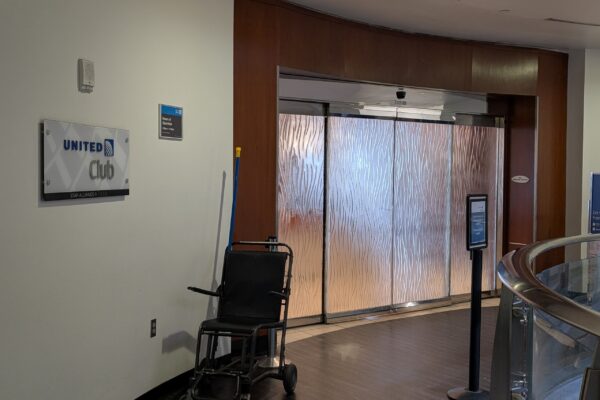 Entrance to the United Club at Las Vegas Harry Reid International with the United Club sign and the Star Alliance Gold access marker