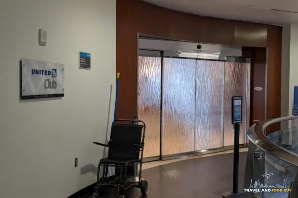 Entrance to the United Club at Las Vegas Harry Reid International with the United Club sign and the Star Alliance Gold access marker