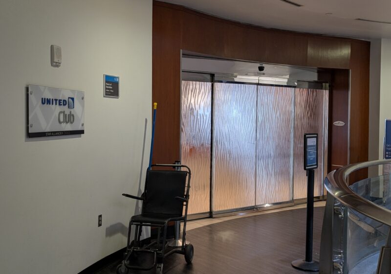 Entrance to the United Club at Las Vegas Harry Reid International with the United Club sign and the Star Alliance Gold access marker