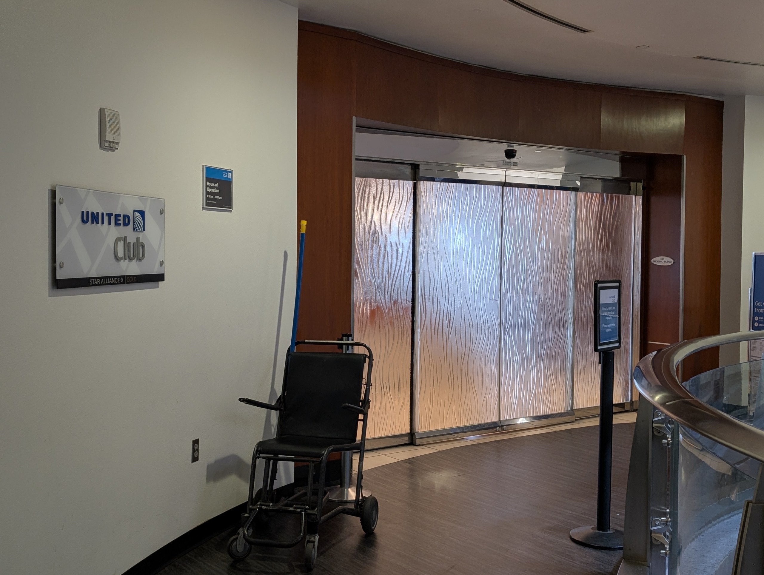 Entrance to the United Club at Las Vegas Harry Reid International with the United Club sign and the Star Alliance Gold access marker