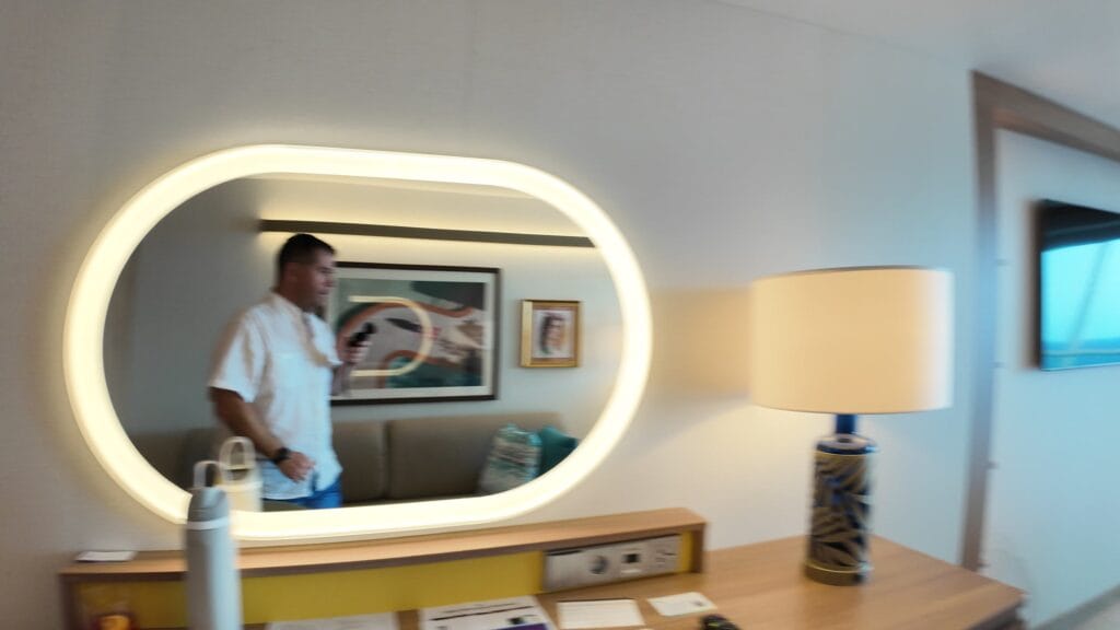 Accent lighting, mirror lighting and table lamp in Legend of the Seas stateroom 14632