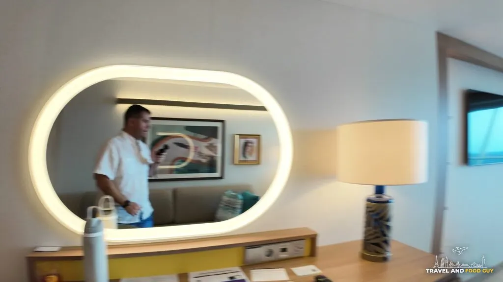 Accent lighting, mirror lighting and table lamp in Legend of the Seas stateroom 14632