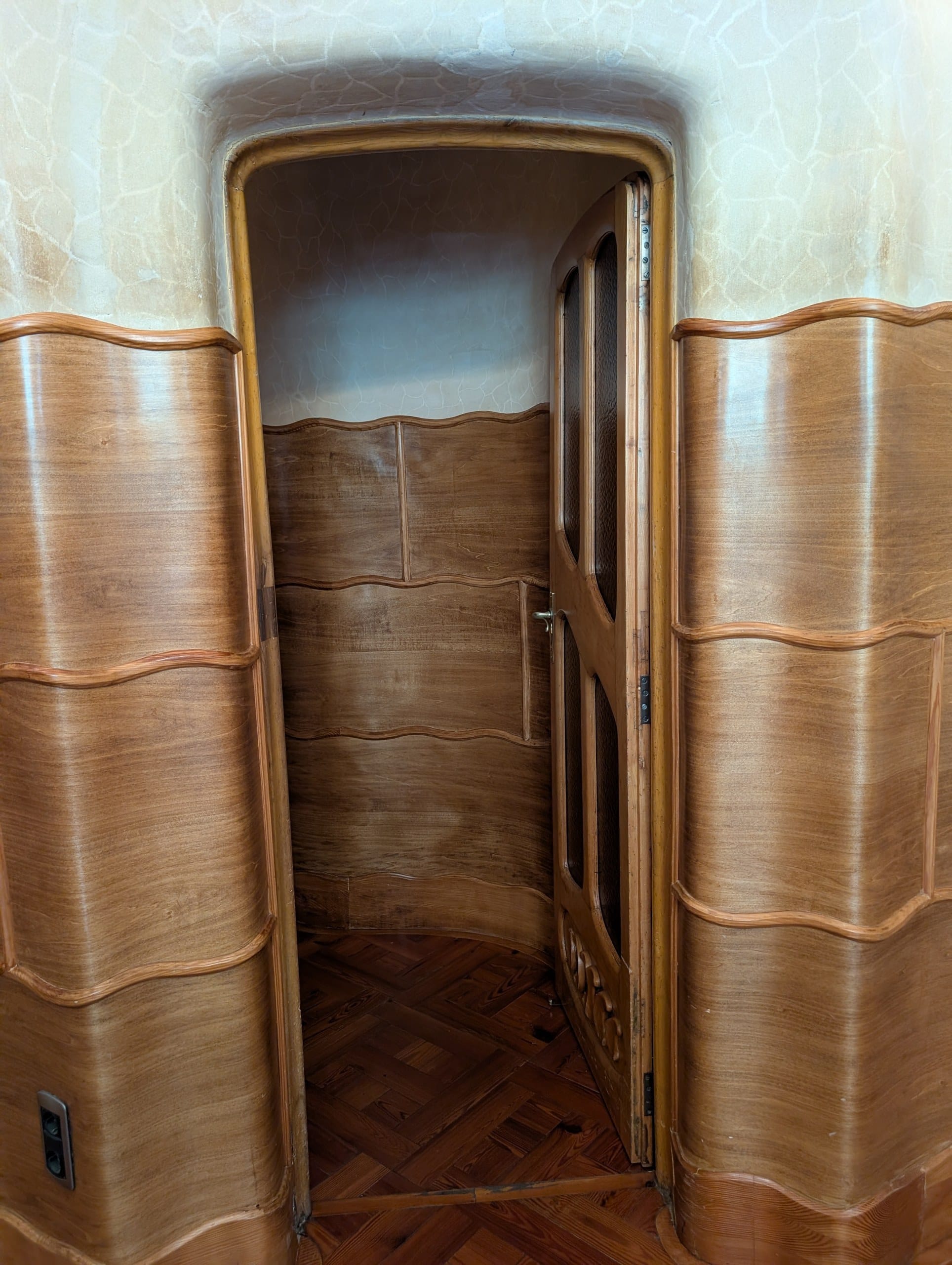 Curved oak doors and rippled plaster at Casa Batlló