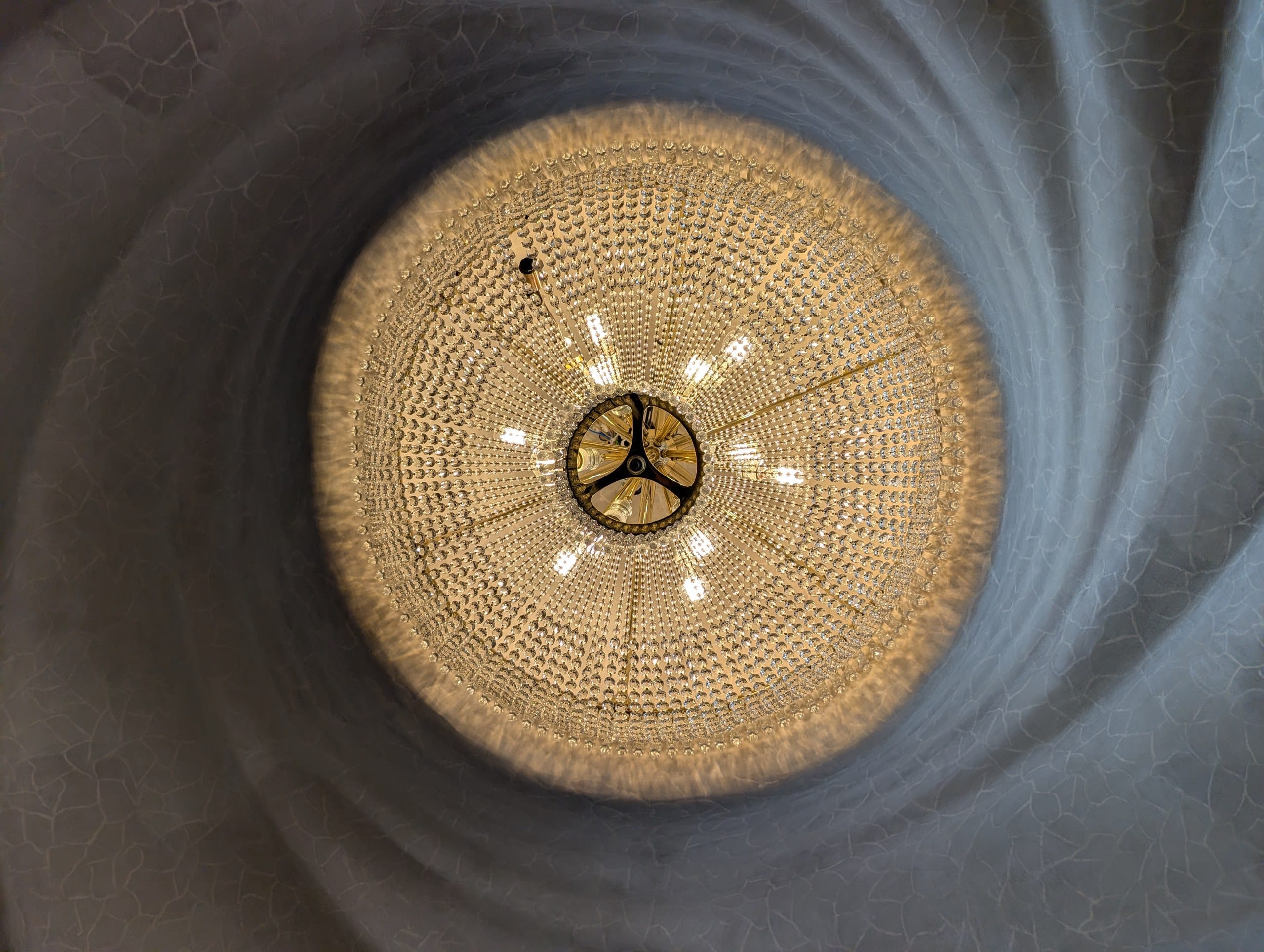 Spiral plaster ceiling and chandelier on the Casa Batlló noble floor