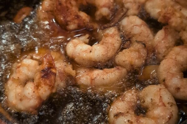 Gambas al ajillo arriving still frying in the pan at Cheri Barcelona, 22,90 euros