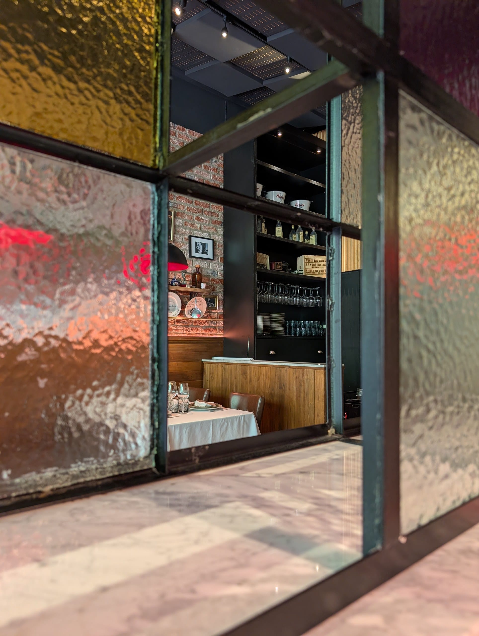 Textured glass panels separating the dining rooms at La Cabrera Barcelona