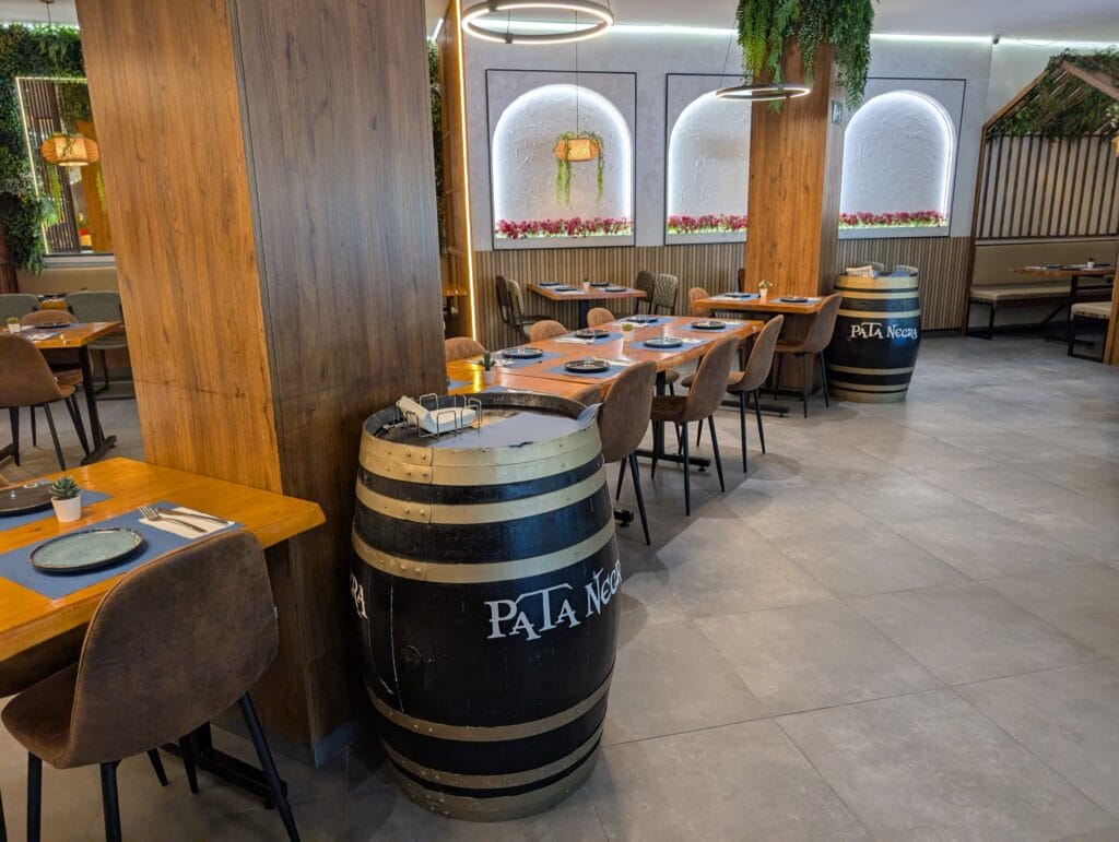 Legs of pata negra and barrel tables in the Rincón Marino dining room