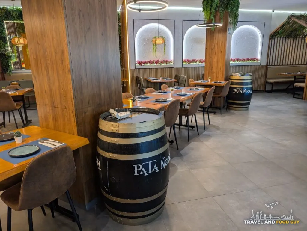 Legs of pata negra and barrel tables in the Rincón Marino dining room