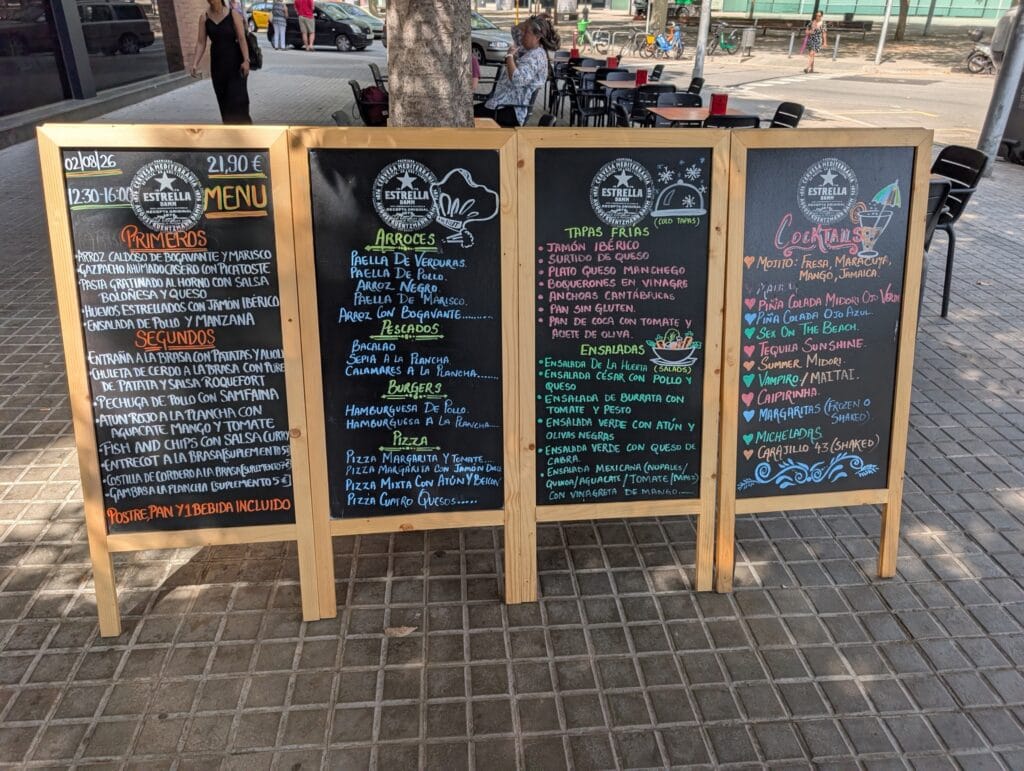Chalkboard menu boards outside Rincón Marino showing the menú del día at 21.90 euros from 12:30 to 16:00