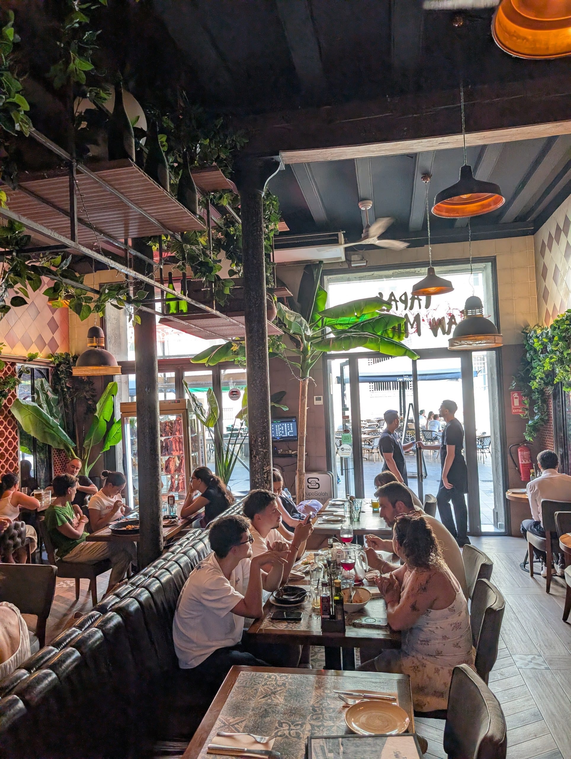 A busy dining room at Tapas San Miguel in Barcelona at lunchtime