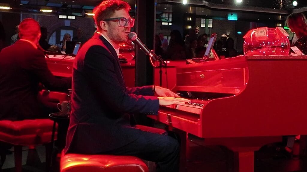 Dueling Pianos on deck 6 of Legend of the Seas