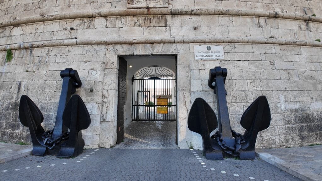 The arched gate of Forte Michelangelo flanked by two large black anchors