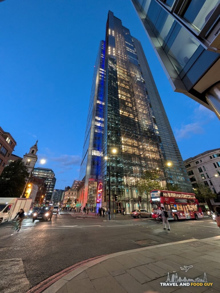 Heron Tower on Bishopsgate in London at night.